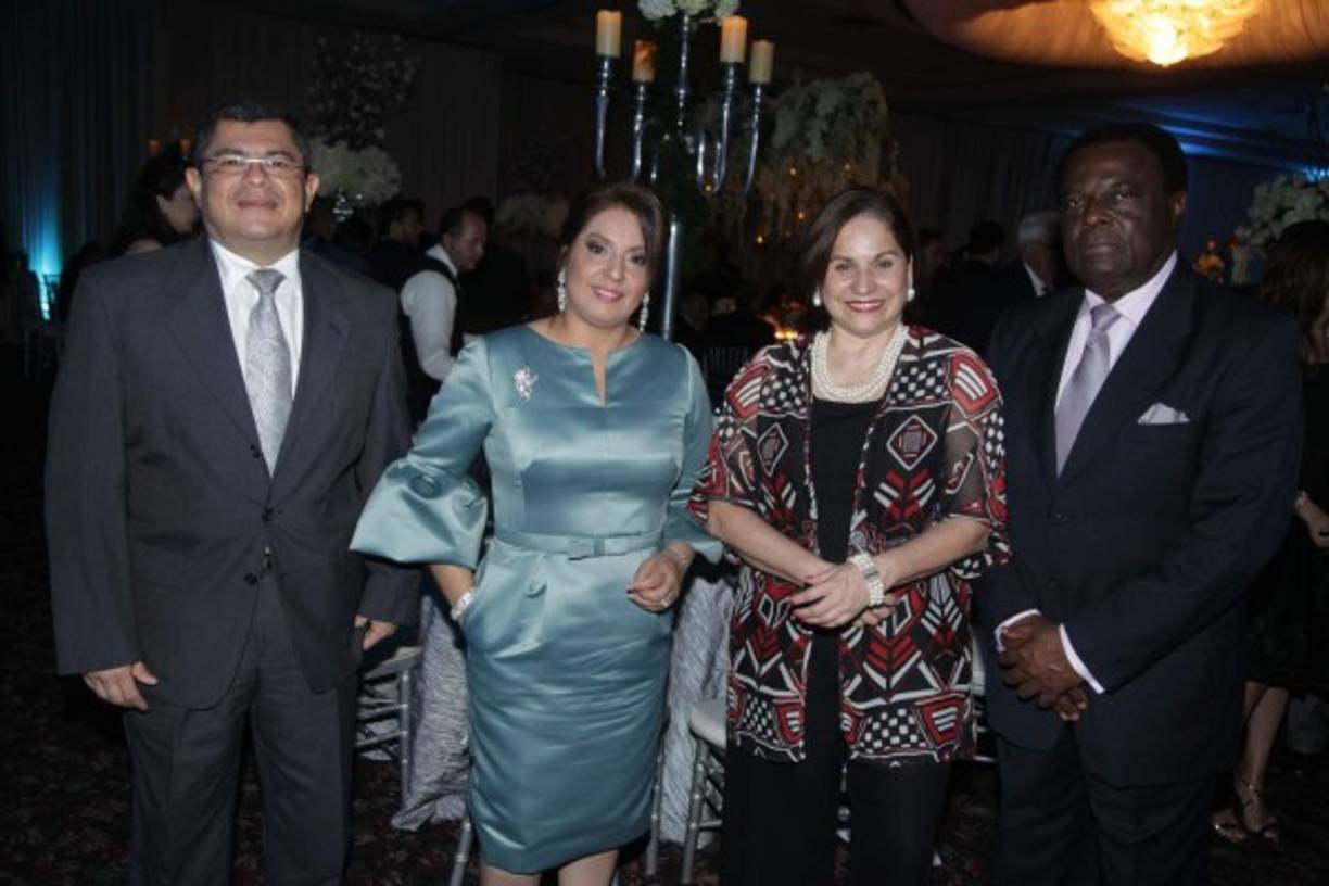 Leonel y Ana Ayala, Dora Suazo y Anthony Corvin.