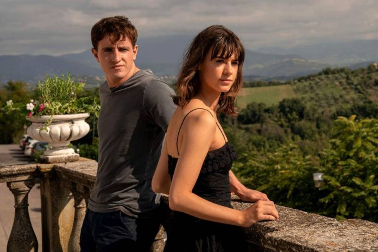 Normal People<br/><br/>Era uno de los grandes estrenos de 2020 porque adaptaba una novela que había sido todo un fenómeno editorial, sobre todo entre la generación milenial, 'Normal People', de Sally Rooney.<br/><br/>El proceso de producción fue aumentando las expectativas y hasta la elección de los protagonistas fue objeto de debate. Los elegidos fueron Daisy Edgar-Jones y Paul Mescal y el resultado de la serie (Starzplay) fue una más que ajustada adaptación del libro.<br/><br/>Pero el estreno en pleno confinamiento y pese a lo que pueda parecer, hizo que la serie se perdiera entre la avalancha de estrenos. Así que es momento de darle una segunda oportunidad.<br/>