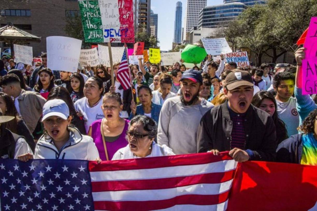 De Nueva York a Los Angeles, los inmigrantes no fueron a trabajar, no llevaron a sus hijos a las escuelas, evitaron comprar combustible o intentaron, por diferentes medios, poner de relieve el costo para Estados Unidos de un día sin ellos.