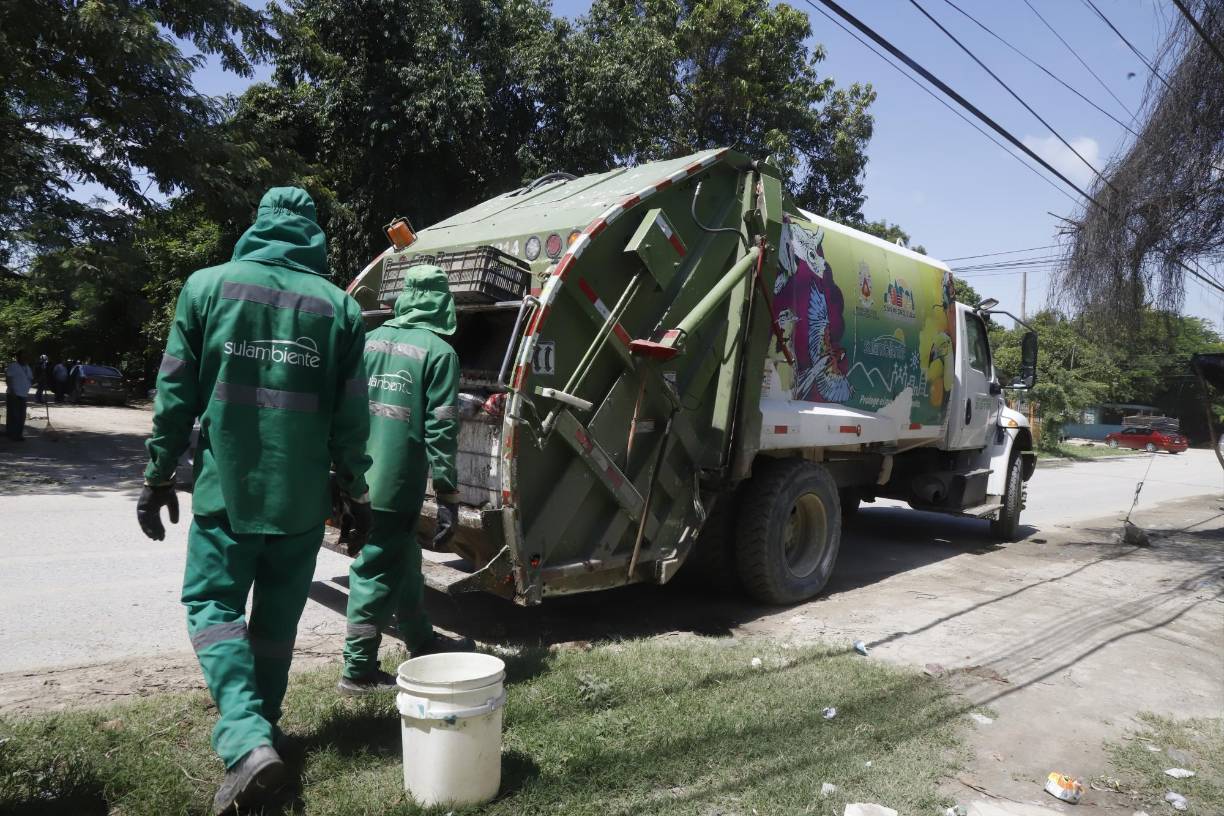 Por su parte, Sulambiente puso a disposición varios equipos para la recolección de desechos ordinarios y la basura que resultó de la limpieza en áreas verdes, así como las llantas, colchones y muebles en mal estado que desecharon los vecinos del sector.