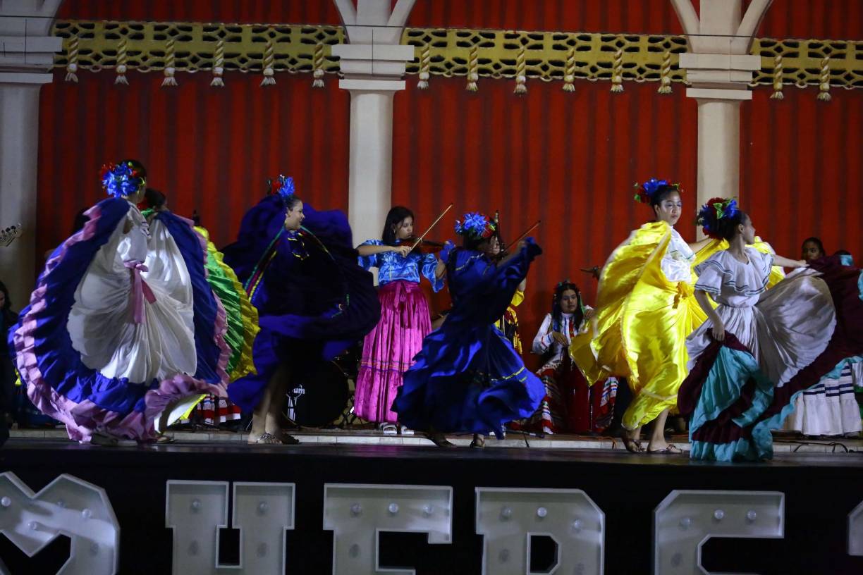 El cuadro de danza oficial de la institución educativa brindó un show fenomenal