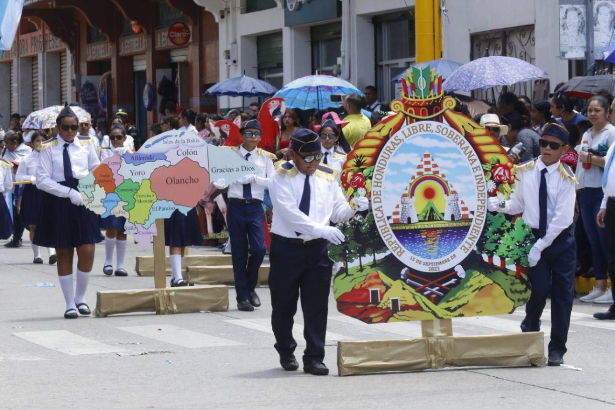 Alumnos de la escuela Policarpo Bonilla de El Progreso portaron los símbolos patrios en la calle del comercio de la Perla del Ulúa.