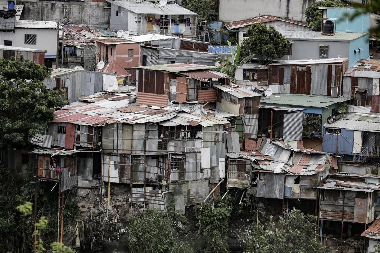 “Un buen reflejo de la desigualdad” se ve en las calles de Tegucigalpa, “donde hay una gran cantidad de gente mayor, de gente joven, en plena flor de vida, niñez, prácticamente en situaciones de indigencia, pidiendo. Y esa desigualdad y pobreza lanzan cantidades de jóvenes a la economía de la violencia”, dijo a Efe el director del Instituto Nacional de Estadísticas (INE), Eugenio Sosa.
