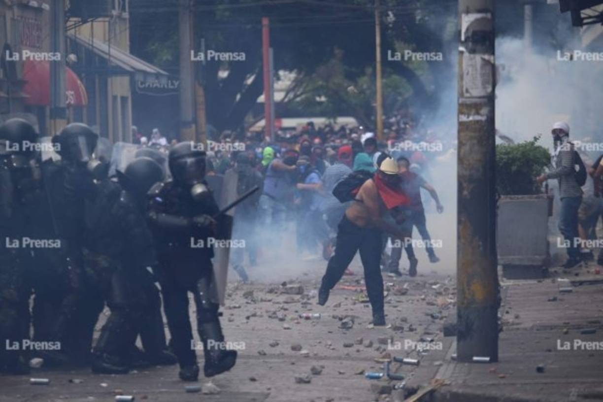 Las autoridades 'van por la privatización de los servicios de educación y salud pública', sostuvo Rodríguez.<br/>