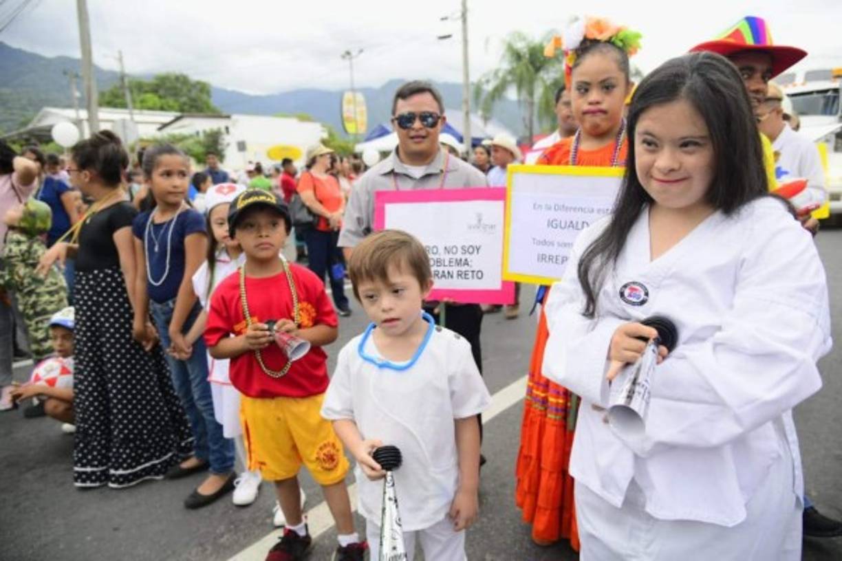 Los pequeños integrantes de diferentes fundaciones exponen sus perfiles como deportistas, bomberos, médicos, soldados, etc. Es evidente el derroche de amor por el servicio.