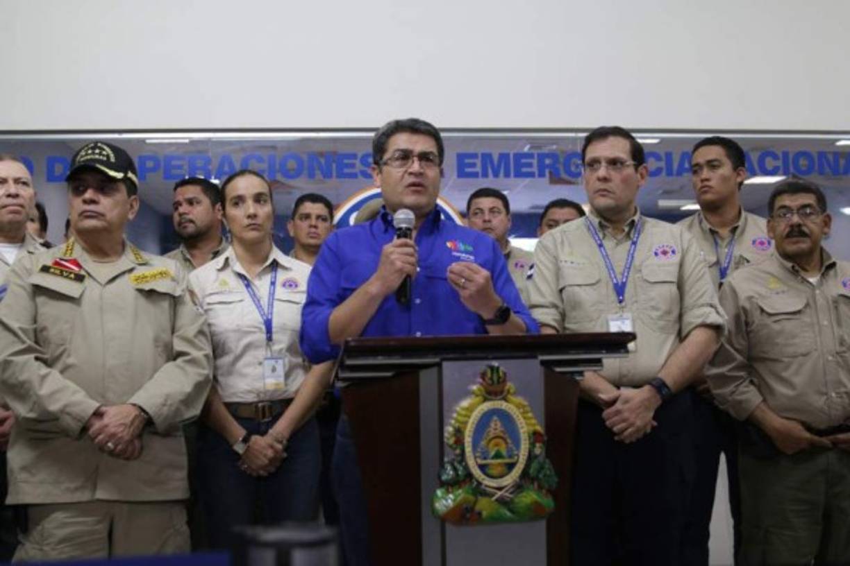 Los cuerpos de socorro de toda la costa norte se mantenían anoche en vigilia ante el comportamiento de la tormenta tropical Earl, que ayer ingresó a aguas hondureñas dejando fuertes lluvias. Por ello, el presidente Juan Orlando Hernández instó a los hondureños a estar atentos al paso del fenómeno sin perder la calma. El mandatario compareció ayer ante los medios de comunicación presentes en la Comisión Permanente de Contingencias (Copeco). Ahí pidió a la población familiarizarse con los términos de alerta verde, que indicó es estar en monitoreo permanente para ver qué sucede y qué puede llegar a ocurrir con el paso. Alerta amarilla, dijo Hernández, es básicamente hablar de posibilidades de evacuación “y eso hay que hacerlo de forma ordenada”.