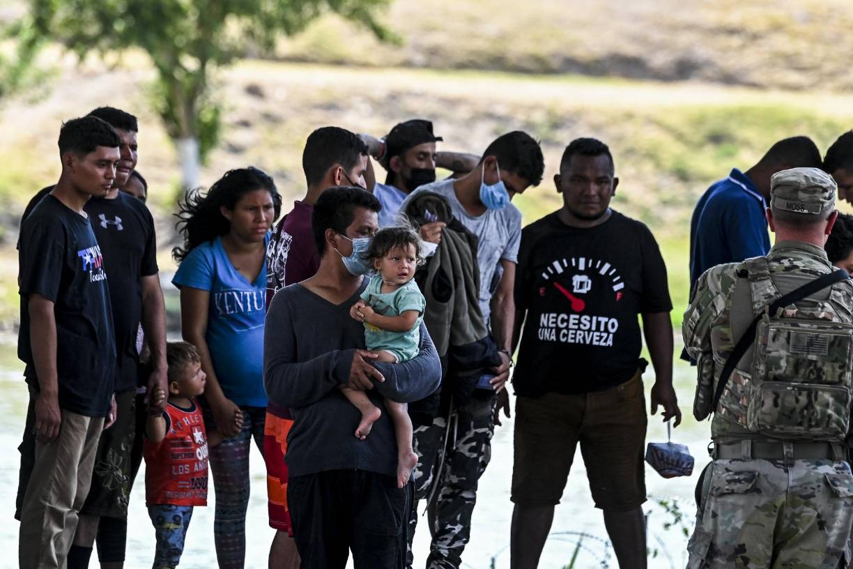 En tanto, la Guardia Nacional de Texas agregará más alambre de púas y otras barreras como obstáculos tanto en propiedad estatal como privada. Abbott informó que desde que se desplegó a los militares hace más de un año, la Guardia Nacional ha hecho retroceder a unos 22,000 personas que intentaban cruzar la frontera.