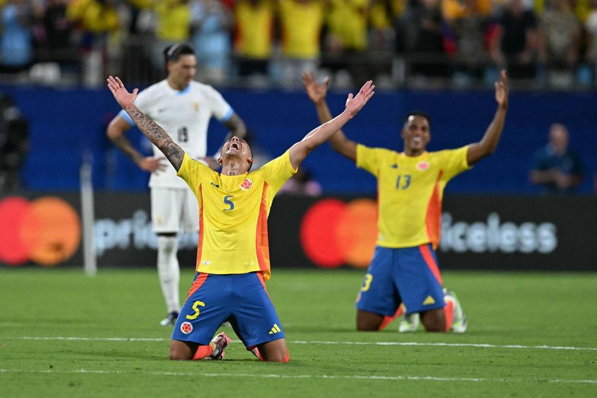 Los jugadores colombianos celebraron la clasificación a la final tras terminar el partido.
