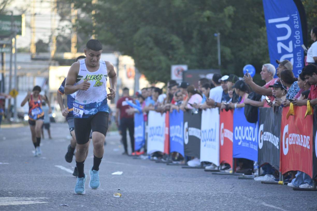 En la línea de meta ya habían espectadores esperando para recibir a los atletas.