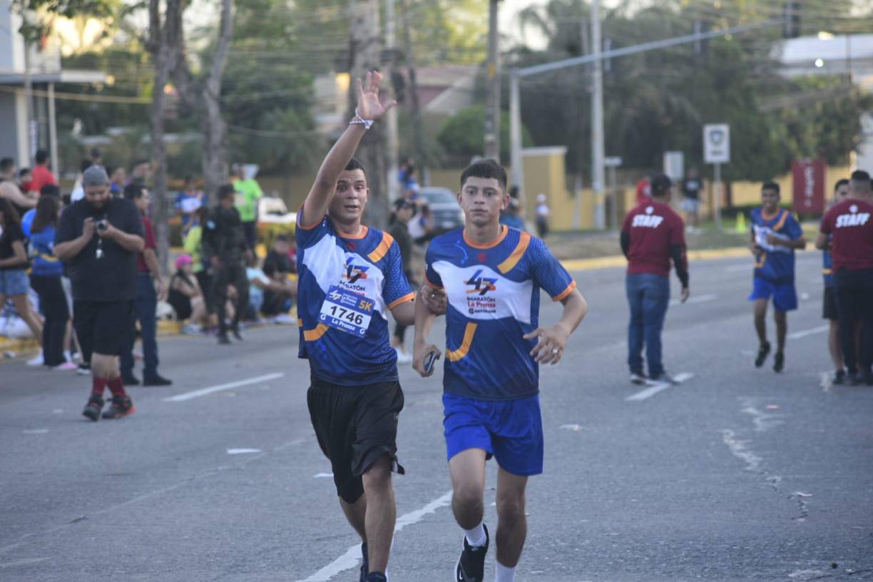 Grupos de amigos, familias enteras y otros en solitario, corrieron por las principales calles de la ciudad a partir de las 5:00 a.m. del domingo 18 de junio de 2023.