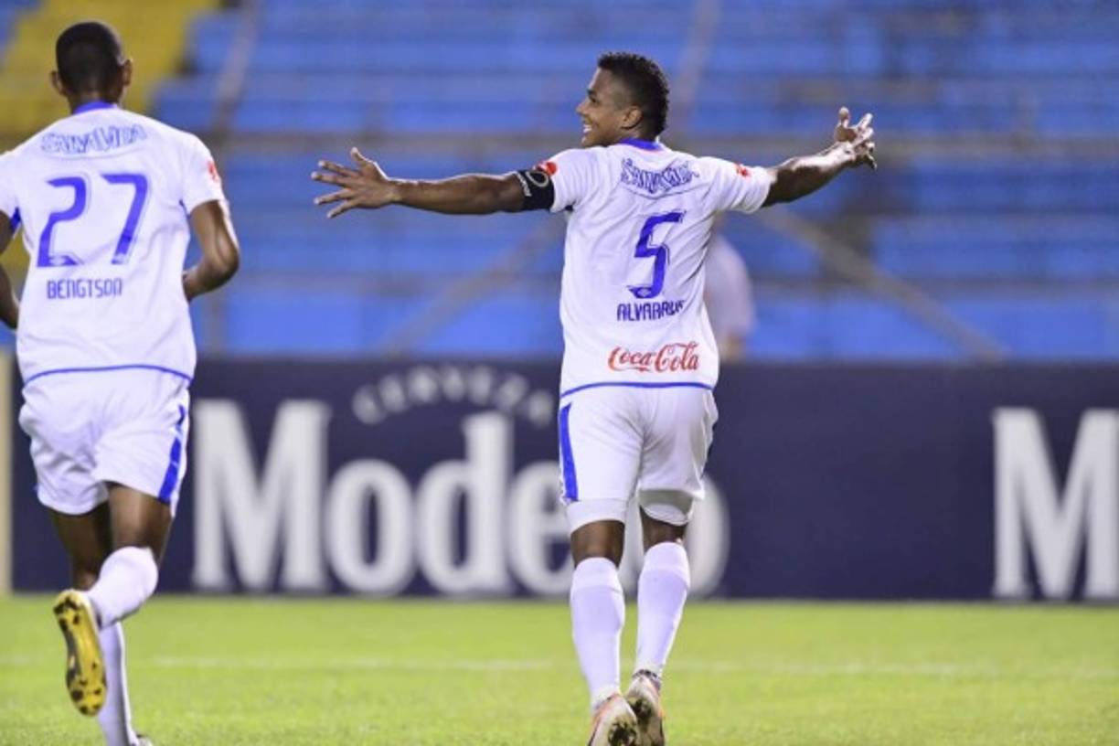 Ever Alvarado corre a celebrar su gol, el 2-0 del Olimpia ante Comunicaciones.