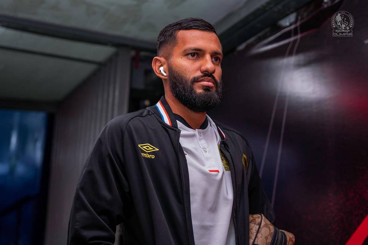 Jorge Álvarez se vio un poco más serio a la llegada del plantel del Olimpia.