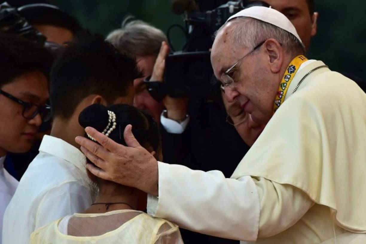 En su visita a Filipinas, el papa Francisco enfrentó el que talvez sea uno de los momentos más difíciles de su papado. Una menor le hizo 'la pregunta sin respuesta'. ¿Por qué sufren los niños?