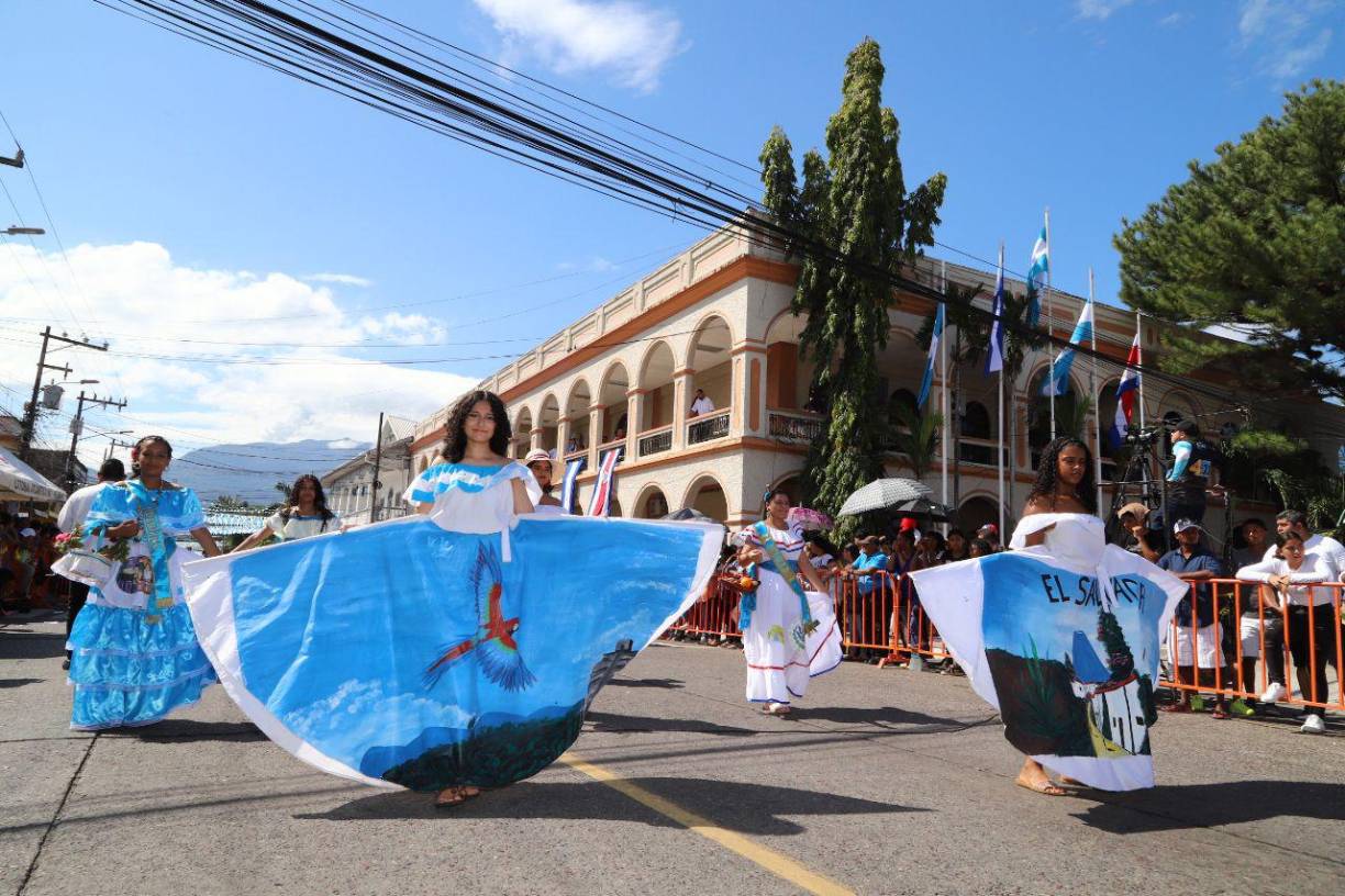 Fervor y amor patrio en los desfiles de La Ceiba