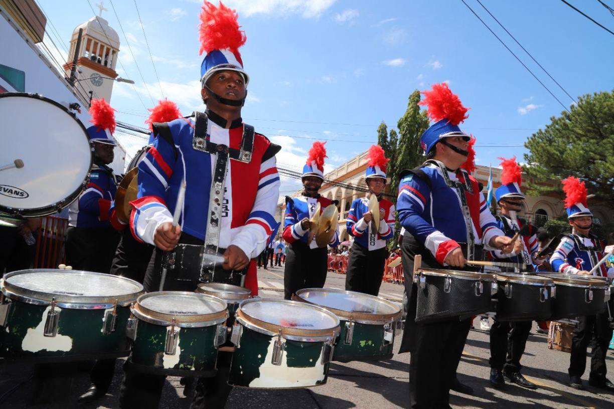 Fervor y amor patrio en los desfiles de La Ceiba