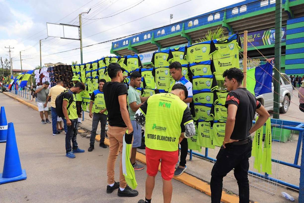 La venta de las camisetas del Olancho FC en las afueras del estadio Juan Ramón Brevé Vargas.
