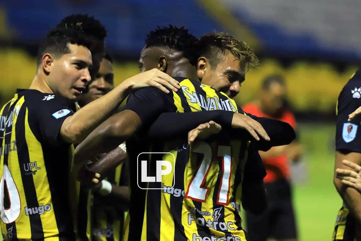 La celebración de Kevin Álvarez con sus compañeros tras marcar el 1-0 del Real España.