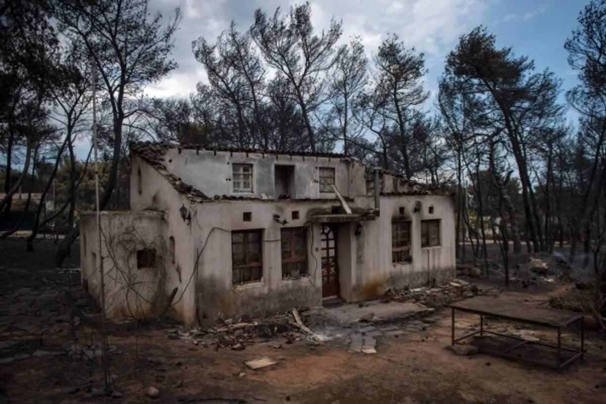 En Mati, la violencia de los vientos, con ráfagas de más de 100 km/h, 'provocaron una progresión fulminante del fuego en el tejido urbano', explicó la portavoz de los bomberos, Stavrula Maliri.