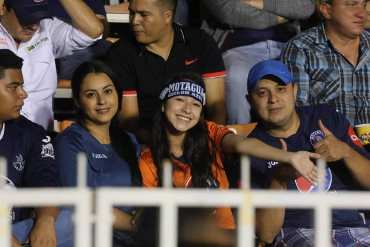 Bellas chicas llegaron al estadio Nacional apoyando al Motagua.