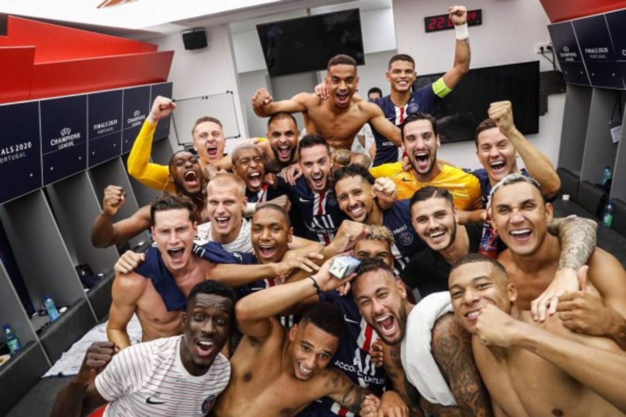 La locura de los jugadores del PSG en el vestuario celebrando la clasificación.