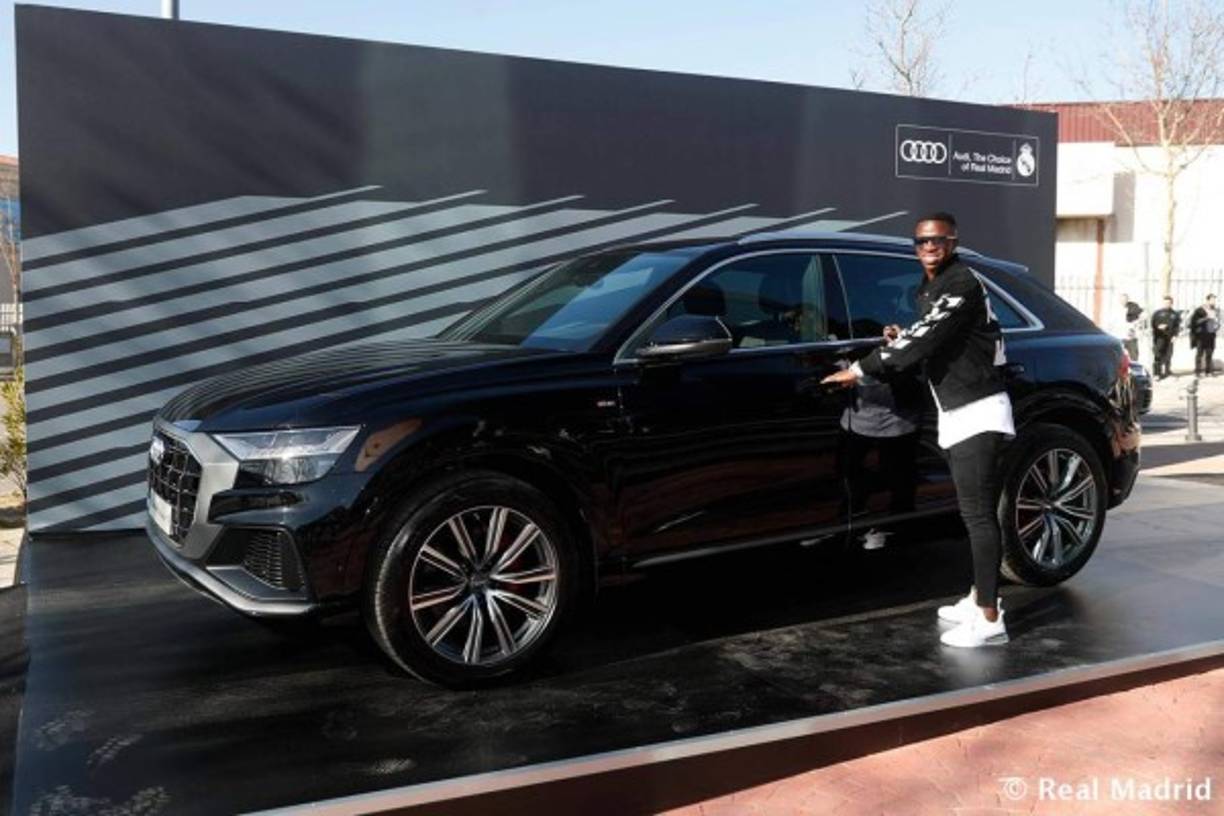 Vinícius Jr. eligió el modelo Q8 50 TDI quattro tiptronic en color negro orca con un precio de 86170 euros.