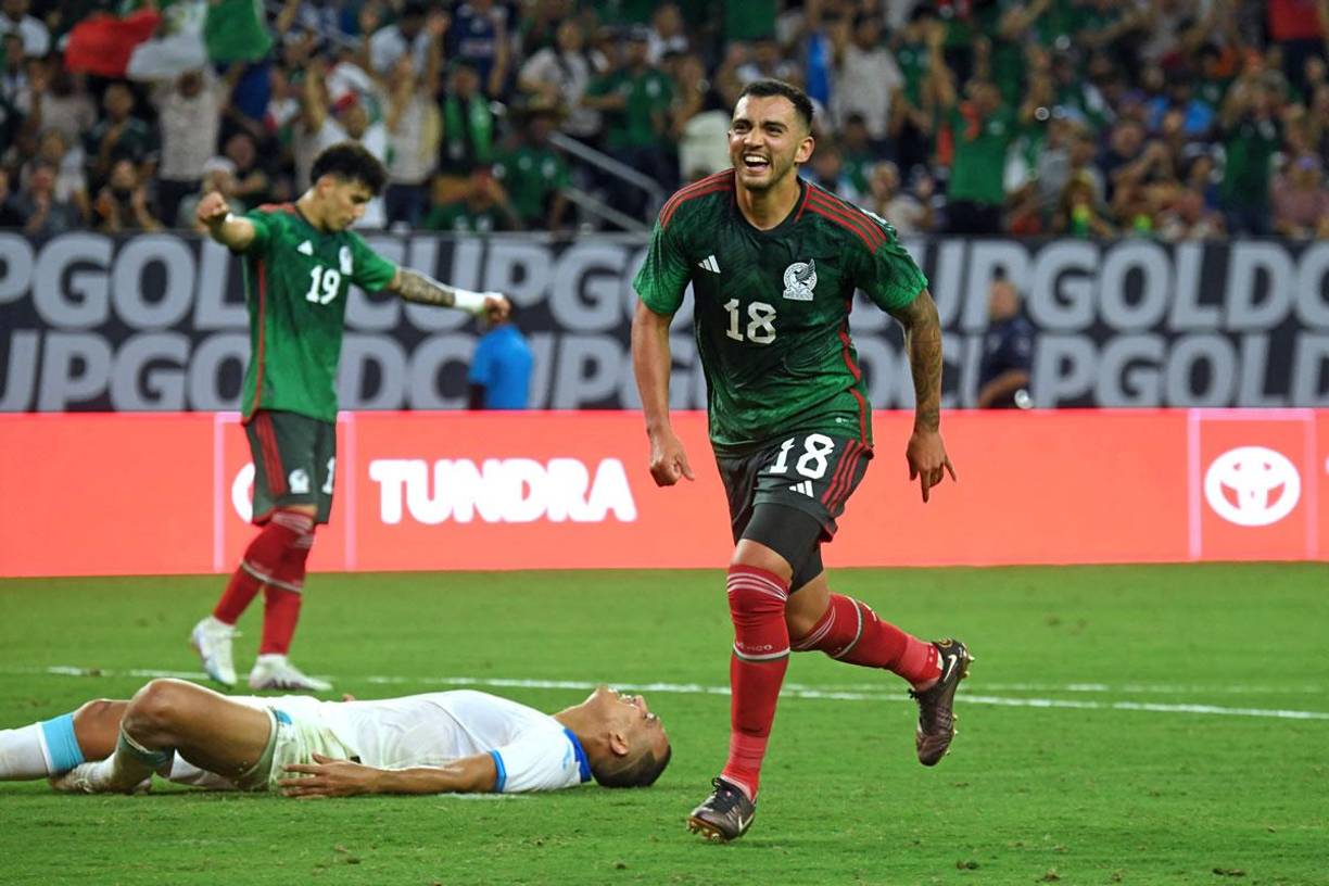Luis Chávez marcó el cuarto gol de México, dejando a Devron García tirado en el suelo.