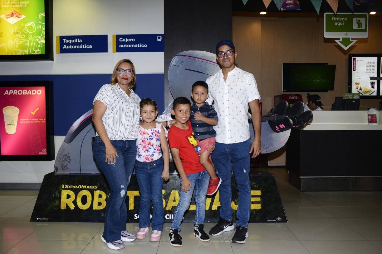 Karen Bográn, Ángela Bográn, Jonathan Campos, Diego Escobar y Andy Campos. 