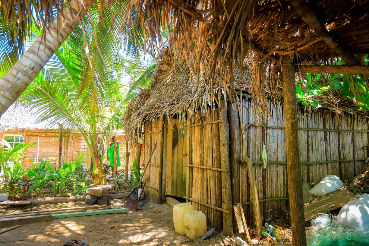 La población en Miami es mitad ladina y mitad garífuna donde todos conviven en armonía. La comunidad es tan pequeña que no tiene una plaza principal o los ya famosos paradores con el nombre que las representa. Su marca registrada su hermoso entorno.