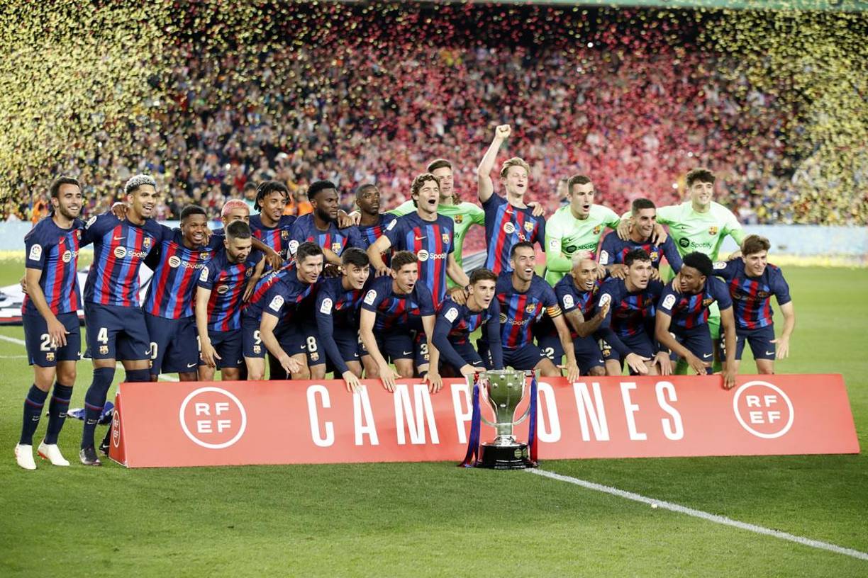 Los jugadores del FC Barcelona celebrando con el trofeo de campeones de la Liga Española 2022-2023.
