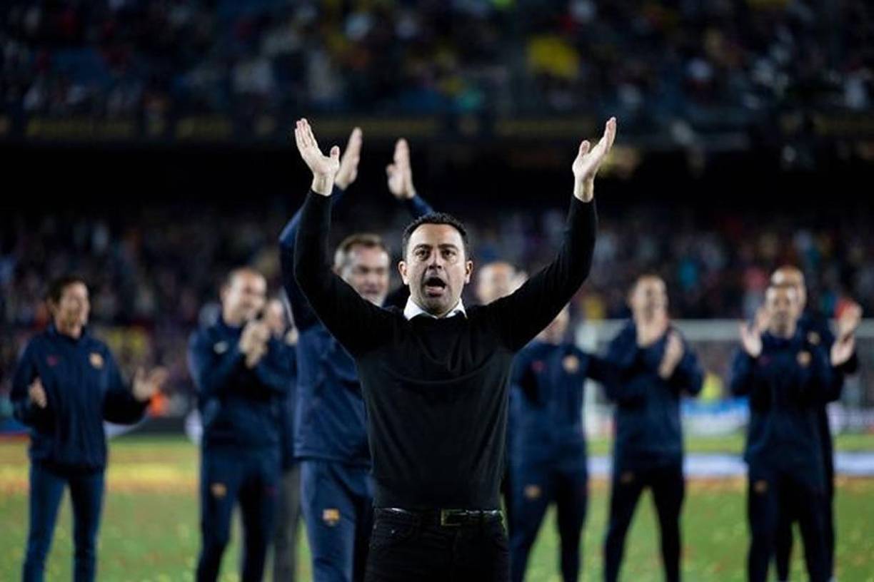 Xavi Hernández se unió a los festejos del campeón y fue uno más, cantando, aplaudiendo y saltando.