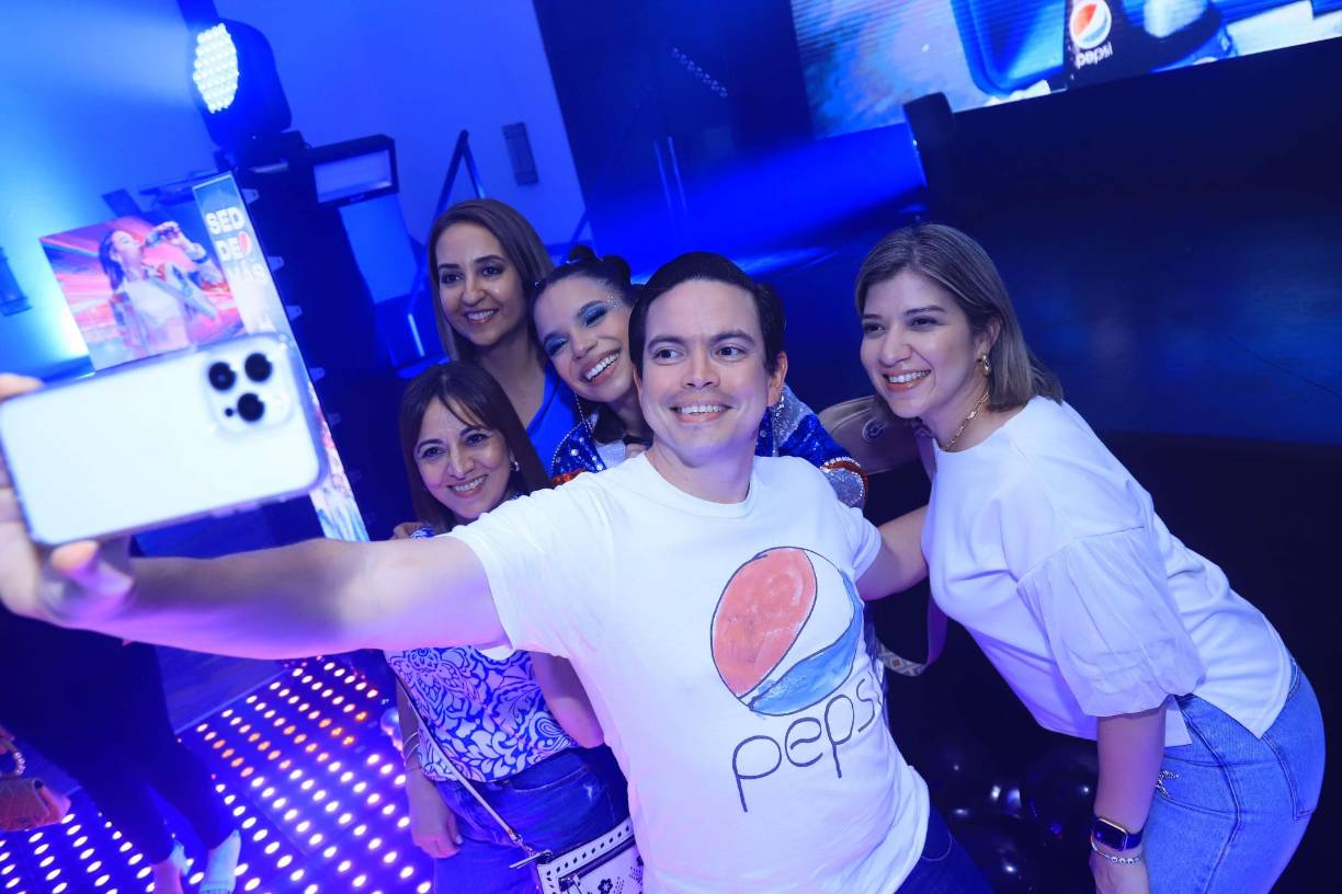 Las “selfies” con Angie Flores abundaron en la velada musical y gastronómica 