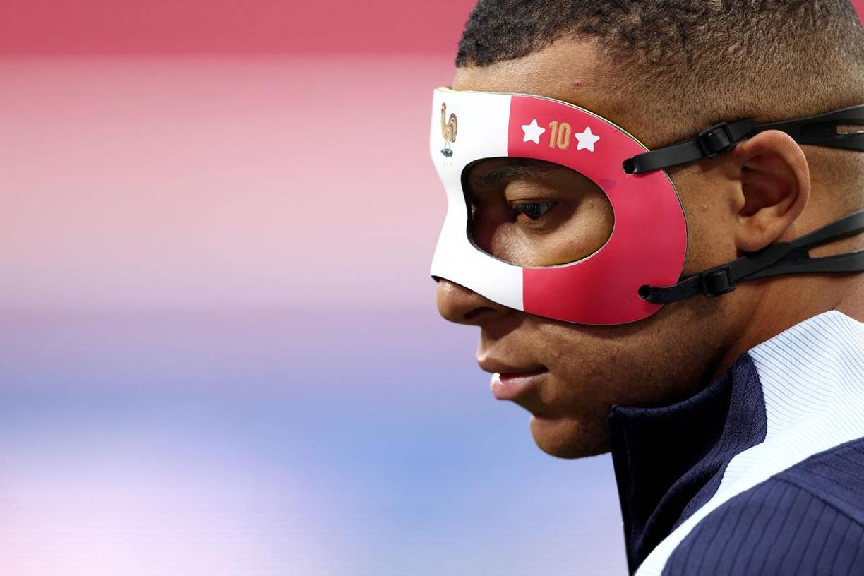 Antes del entrenamiento vespertino, el seleccionador Didier Deschamps destacó que la recuperación de Mbappé avanza “en la buena dirección” y que harán “todo lo posible para que esté disponible” para jugar el viernes ante los neerlandeses, en choque de líderes del Grupo D. “La nariz está menos inflamada. Decidiremos en el último momento en función de sus sensaciones”, añadió.