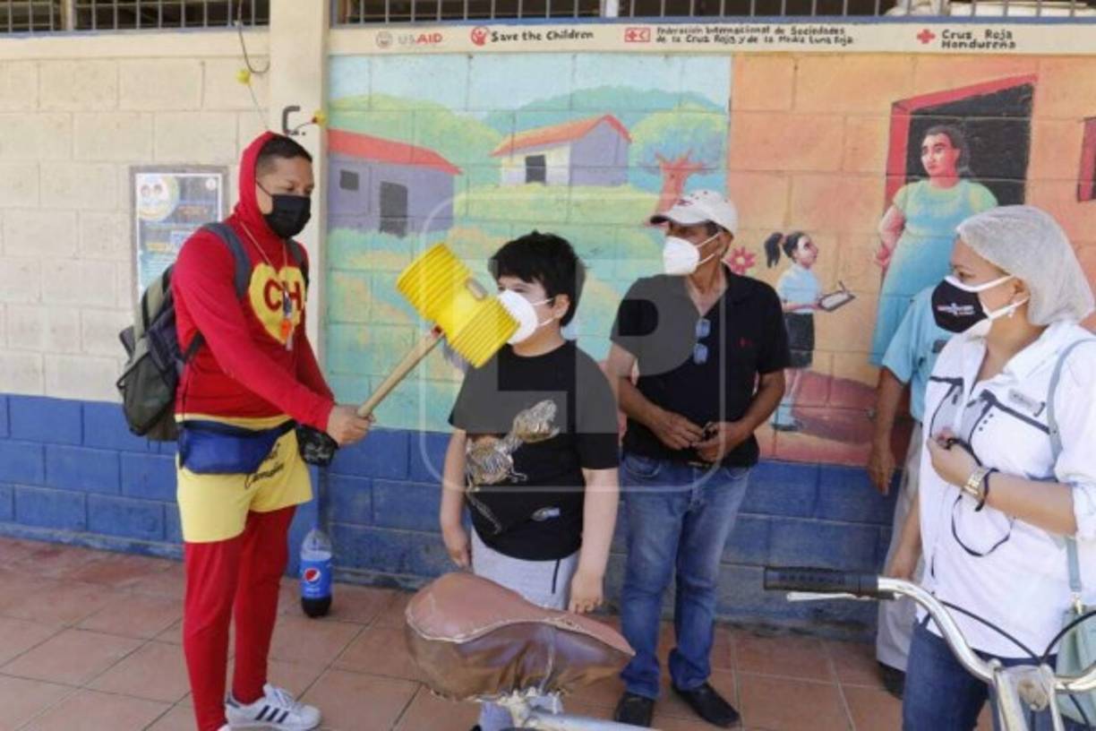 Acompañado de su martillo, el Chapulín Catracho, señaló que espera que este proceso electoral sea transparente y no se preste a fraudes.