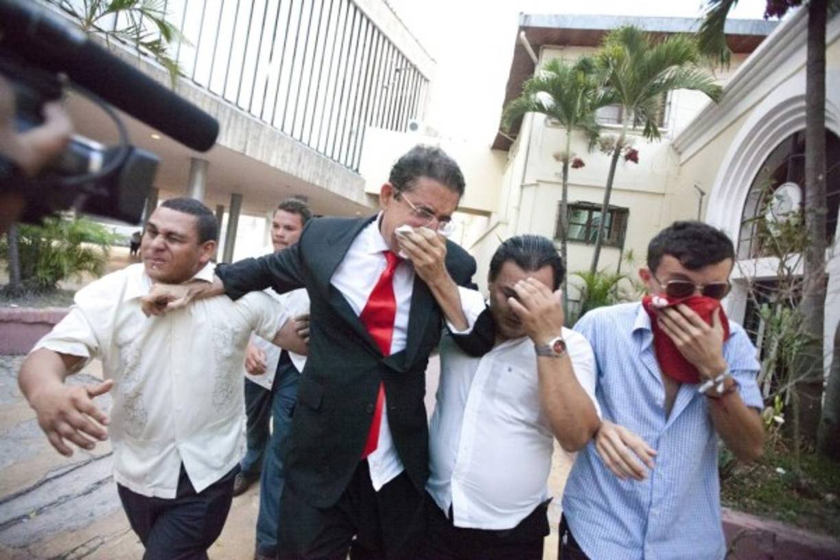 Como diputado ha protagonizado diversos momentos polémicos al grado que a él y miembros de su partido los sacaron con gases lacrimógenos una vez del Legislativo.