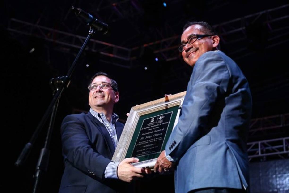 Jorge Gómez recibió diversos reconocimientos por sus 40 años de trayectoria y poner en alto a Honduras.