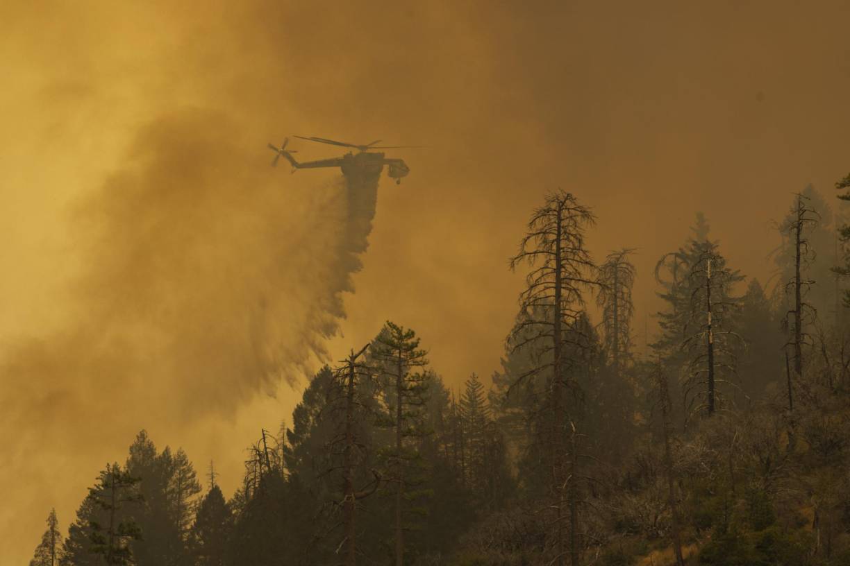 La Oficina de Servicios de Emergencia de California informó que más de 2.000 residentes de áreas rurales de la zona estaban bajo órdenes de evacuación, la mayoría en el condado de Siskiyou.