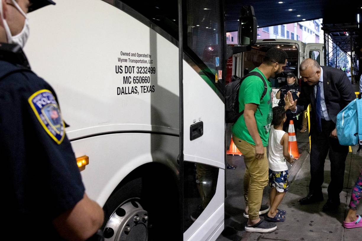  En los últimos meses, casi 8 mil migrantes han arribado a Washington D.C. y Nueva York en autobuses enviados por los Gobiernos de Texas y Arizona, además de aquellos que llegan por sus propios medios, agotando así los recursos y los servicios humanitarios de ambas ciudades del norte.