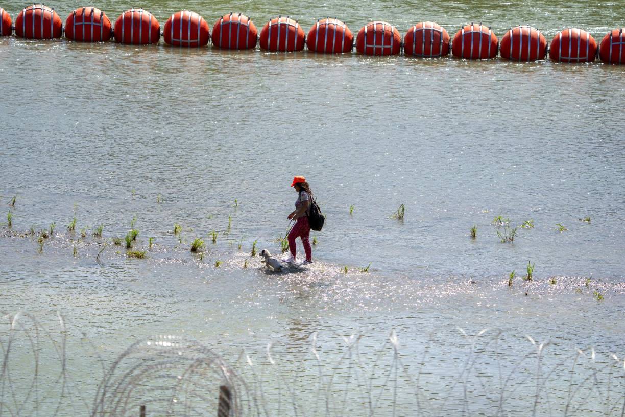 La Cancillería precisó que desde el pasado 26 de junio el Gobierno de México solicitó a los Estados Unidos que tanto los barriles mencionados como la cerca de alambre de navajas se retiren del cauce del río Bravo por los efectos de obstrucción y desviación de los escurrimientos hacia territorio mexicano.