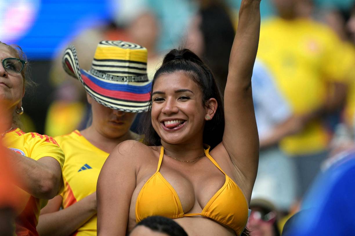 Hermosa colombiana adorna las gradas del Hard Rock Stadium.
