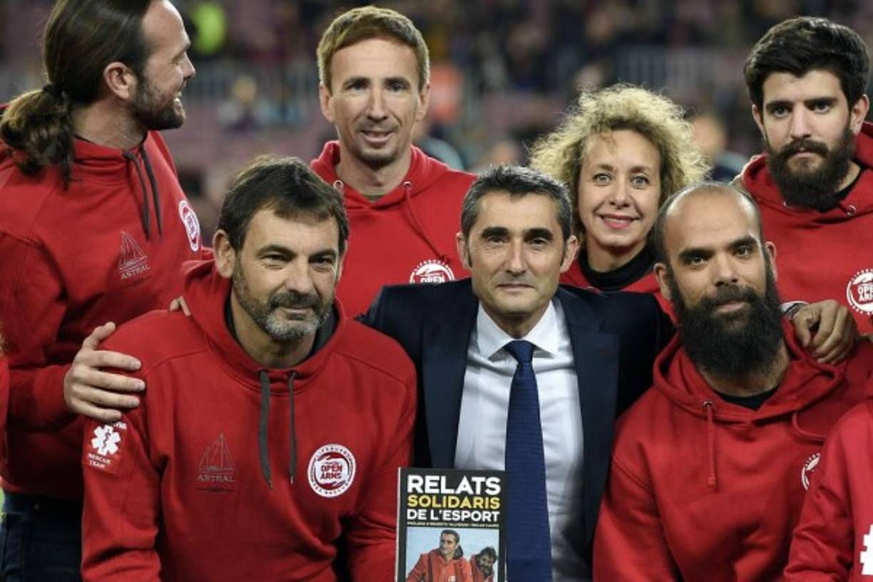 Ernesto Valverde posando con los impulsores de los 'Relatos Solidarios del Deporte', este año apadrinados por el técnico azulgrana y que tienen como beneficiaria la ONG de Óscar Camps.