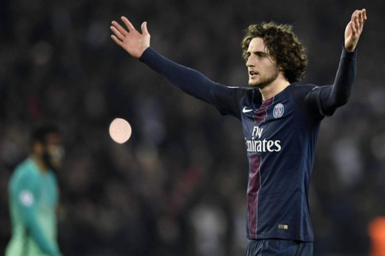 Rabiot: El mediocampista que juega en el PSG interesa al Barcelona según la prensa francesa. Según apunta 'le10sport.com', está entre los posibles refuerzos que se plantea realizar el cuadro blaugrana para la próxima temporada.