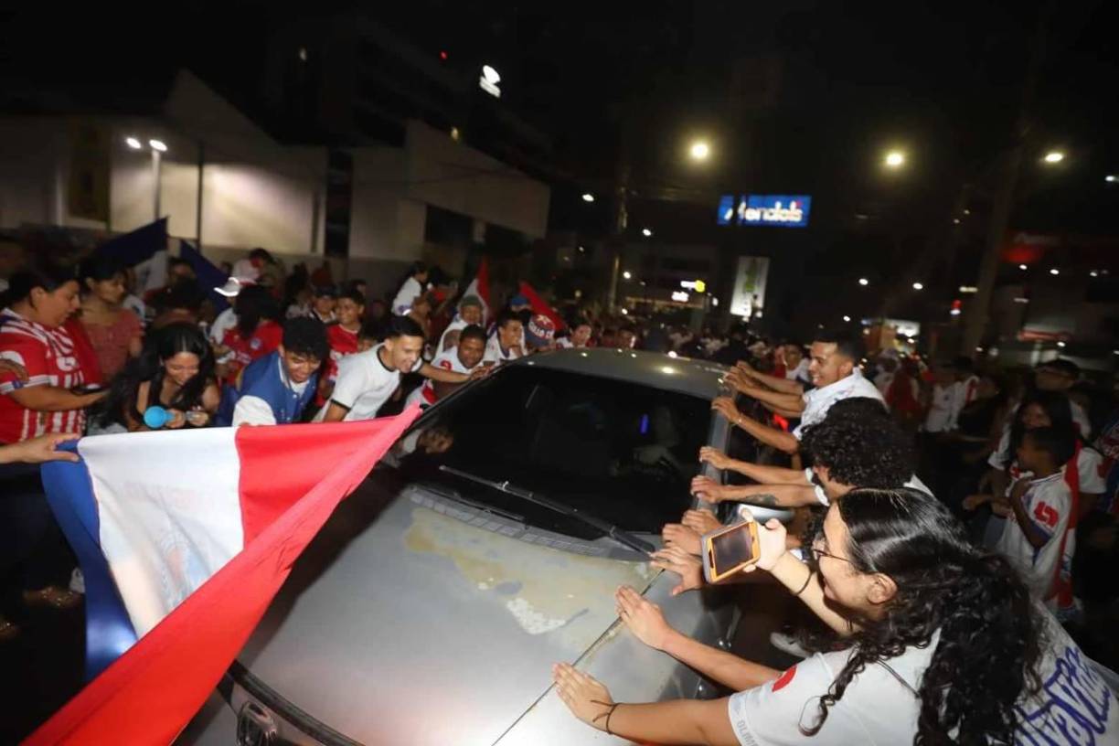 Los aficionados merengues sacudieron los carros que pasaba por el bulevar Morazán, popular punto de celebraciones de los títulos de Olimpia.