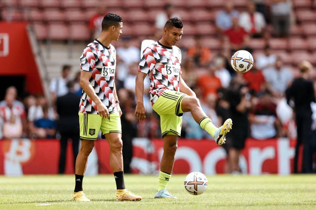Cristiano Ronaldo y Casemiro, compañeros en el Real Madrid y ahora en el Manchester United, durante el calentamiento previo al partido. Los dos fueron suplentes.