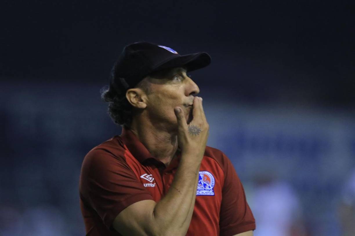 Pedro Troglio envió un beso en el triunfo del Olimpia contra el Honduras Progreso.