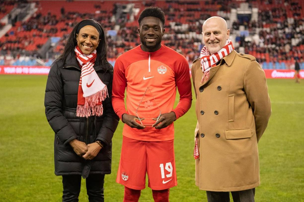 Alphonso Davies también fue condecorado como el Mejor Jugador de Canadá del año pasado.