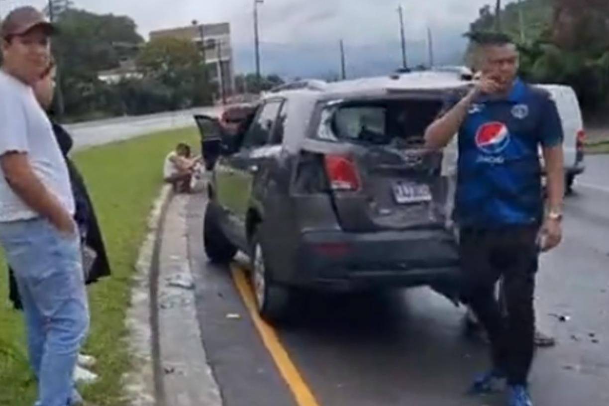También la carretera amaneció mojada y algunos vehículos derraparon.