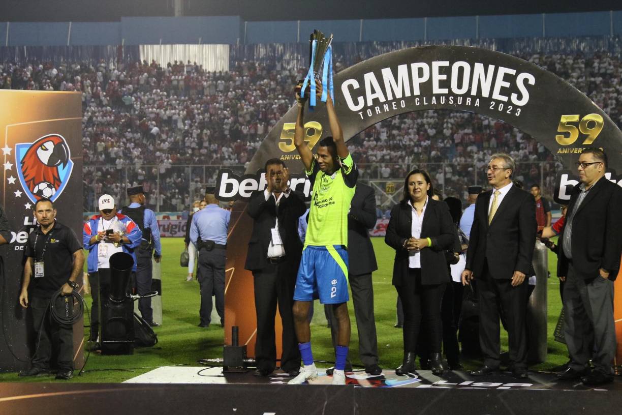 Para sorpresa de muchos, el capitán Óscar Alméndarez alzó con mucho orgullo la Copa del segundo lugar.