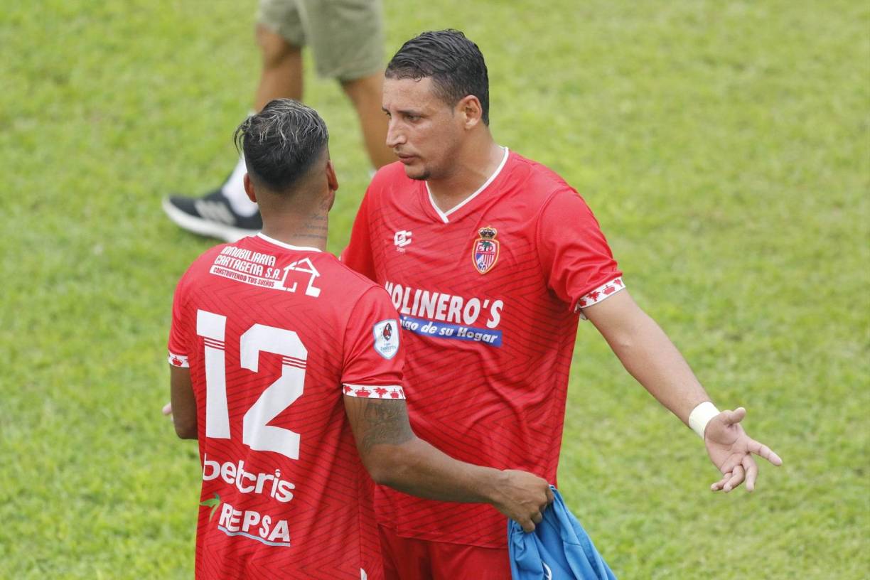 César Oseguera junto a Álvaro Torres, jugador que falló el penal ante Marathón. 