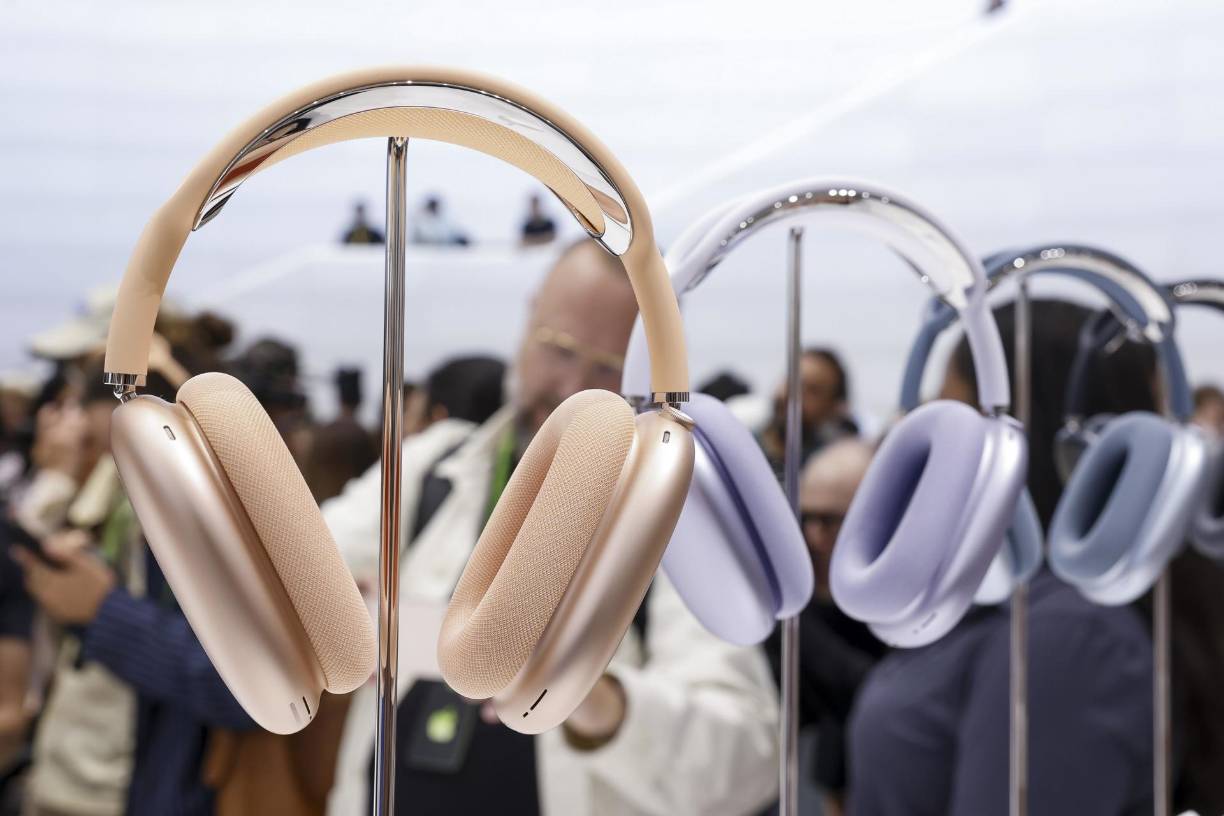  “La inteligencia de Apple es el sistema de inteligencia personal que se encuentra en el corazón de la línea iPhone 16 y que tiene la capacidad de comprender y crear lenguaje e imágenes, y de actuar en el nombre de los usuarios para simplificar las tareas diarias”, explicó Federighi. 