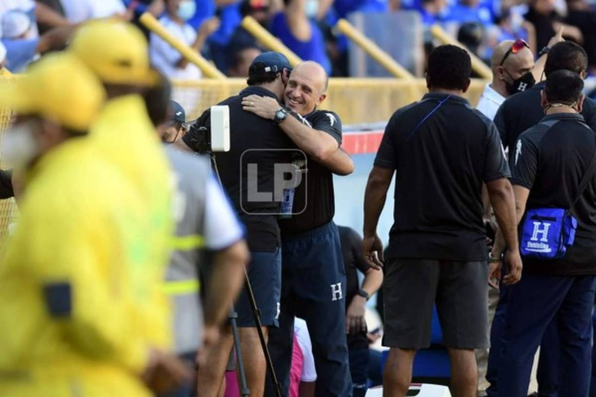 El abrazo que le dio Fabián Coito a Ariel Bustamente, su segundo preparador físico en la Bicolor, previo al inicio del partido.